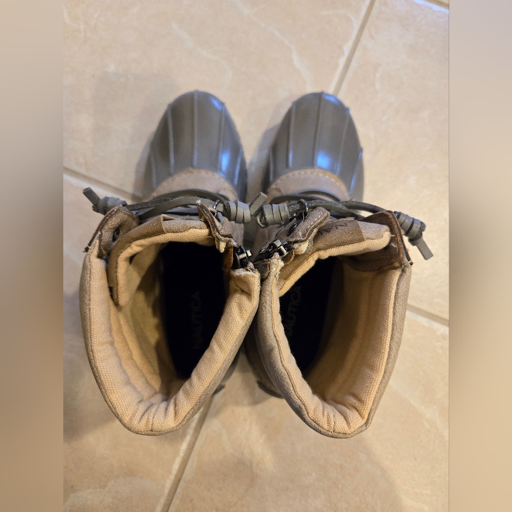 Women's Nautica Duck Boots, size 9. - Picture 6 of 7